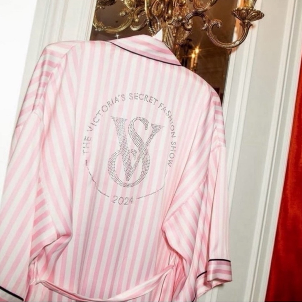 ISO - Victoria's Secret Fashion Show 2024 Robe - XS/S